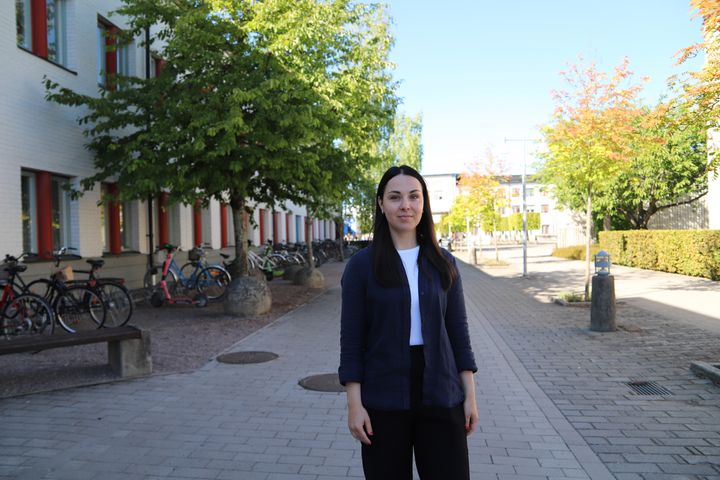 Frida Bood står på Campus Örebro.