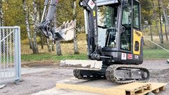 En grävmaskin kör självständigt över ett hinder.