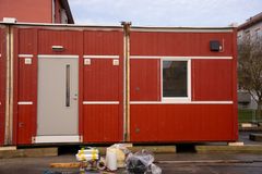 Rött modulhus med dörr och fönster, används som evakueringsbostad.