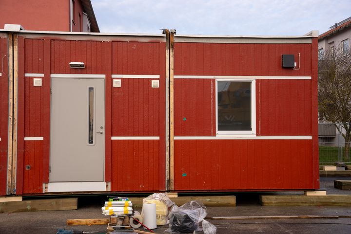 Rött modulhus med dörr och fönster, används som evakueringsbostad.