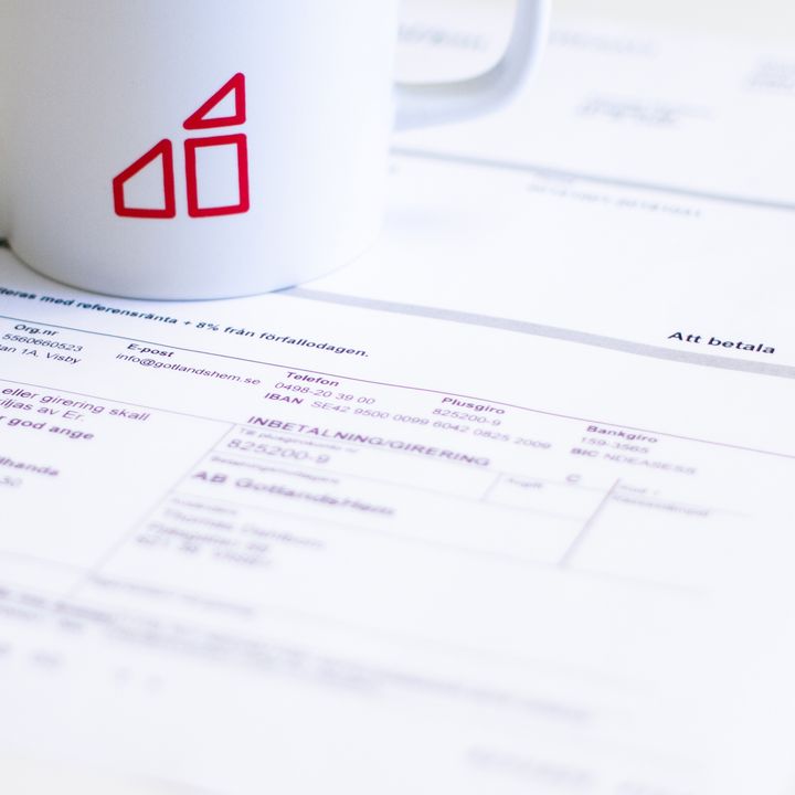 En hyresavi och en kaffekopp