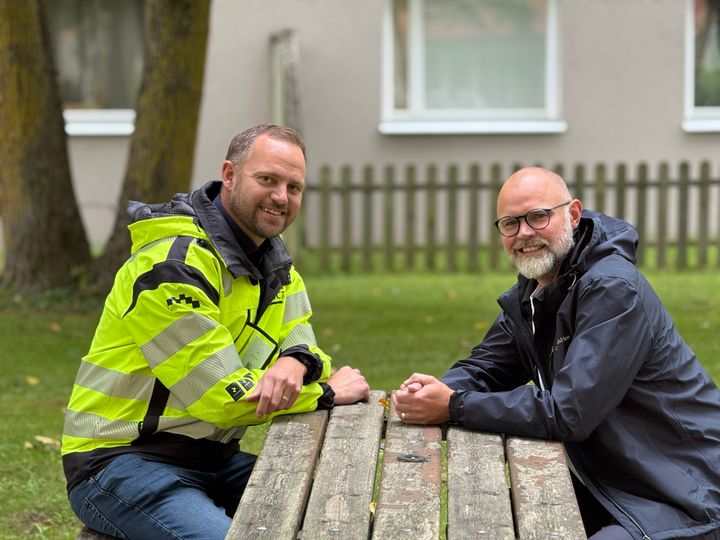 Marcus Hillbom, affärschef på ByggConstruct och Kim Tornell, vd för Gotlandshem Fastighetsutveckling, på plats i Vitkålen, Visby.
