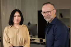 Ting Wang & Martin Bergö Ting Wang, doktorand, och Martin Bergö, professor vid institutionen för biovetenskaper och näringslära samt prorektor vid Karolinska Institutet.