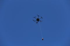 AED drone Drönare levererar hjärtstartare vid larm om hjärtstopp.