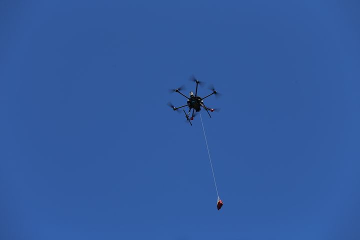 AED drone Drönare levererar hjärtstartare vid larm om hjärtstopp.