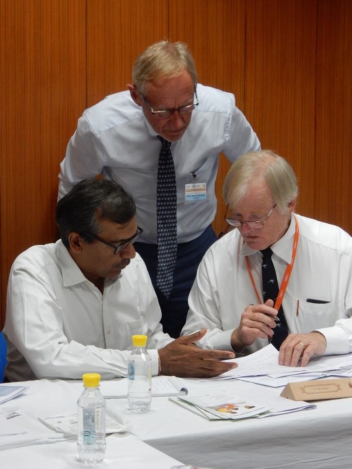 Björn Westrup, Rajiv Bahl & Nils Bergman KI-forskarna Björn Westrup (stående) och Nils Bergman (höger) tillsammans med Rajiv Bahl, FoU-chef vid avdelningen för mödra- och nyföddhetshälsa på WHO.