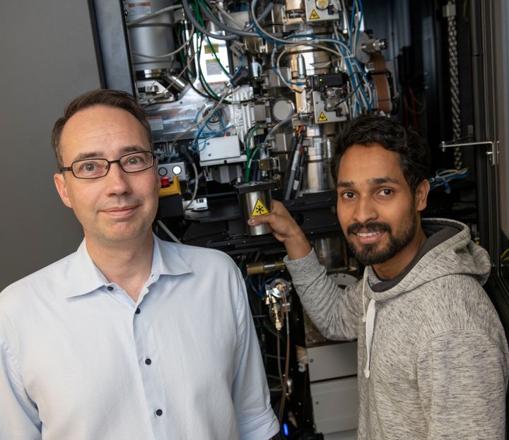 Martin Hällberg & Hrishikesh Das  Forskarna Martin Hällberg och Hrishikesh Das framför ett kryoelektronmikroskop vid KI:s 3D-EM-facilitet.