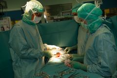 Ljumskbråcksoperation Andreas Wladis med personal opererar en patient med ljumskbråck vid S:t Görans sjukhus i Stockholm. Foto: Stefan Zimmerman.