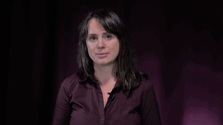 Porträttbild av forskaren och psykologen Anna-Clara Hollander