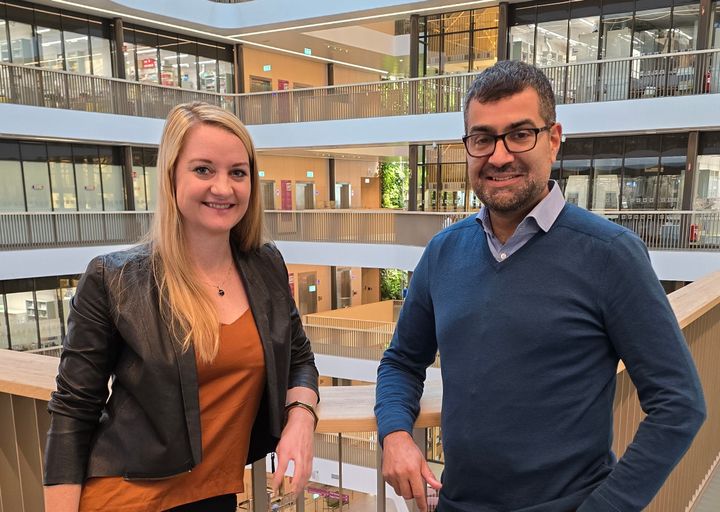 Leslie Kirby och Gonçalo Castelo-Branco, forskare vid institutionen för medicinsk biokemi och biofysik, Karolinska Institutet. Foto: Clemens Ries