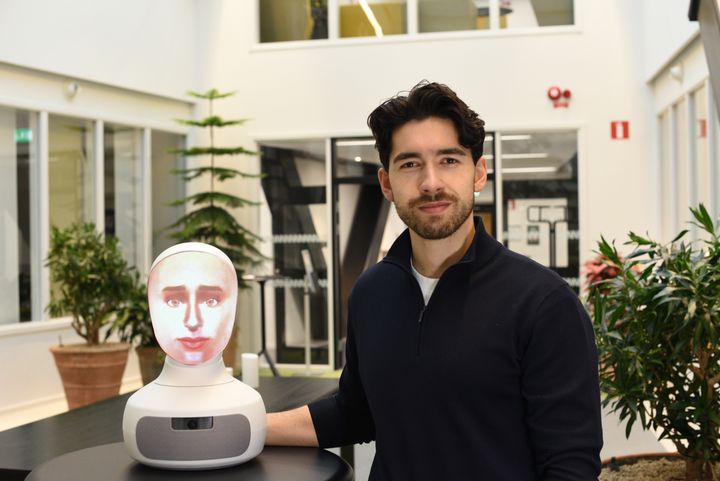 Alexander Borg, doktorand vid institutionen för medicin, Solna, bredvid den AI-drivna robotpatient som används på läkarprogrammet.