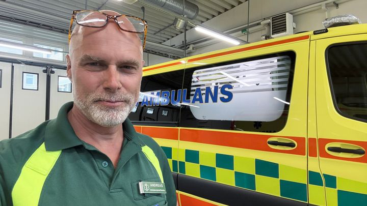 Porträtt av Andreas Claesson framför en ambulans.