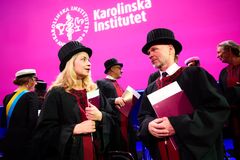 Professorer i akademisk hatt och kåpa.