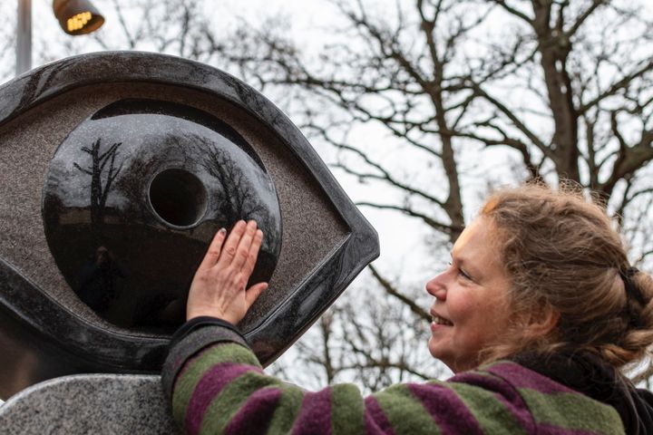 Foto: Ricard Estay/Statens konstråd. Konstnären Linda Persson vid detalj från verket Let´s Face It.