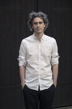 Konstnären Runo Lagomarsino gör den konstnärliga gestaltningen till nya byggnaden vid Handelshögskolan i Göteborg. Fotograf: Krzysztof Zielinski