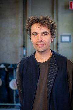 Olof Marsja är en svensk skulptör, född 1986 i Gällivare, uppvuxen i Malmberget och Luleå, som bor och är verksam i Göteborg. Foto: Ricard Estay/ Statens konstråd