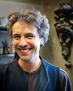 I början av året gav regeringen Statens konstråd i uppdrag att producera ett permanent byggnadsanknutet konstverk som ska placeras på kulturcentret Hanaholmen som en gåva vid dess 50-årsjubileum. Nu står det klart vem som fått uppdraget att skapa verket – konstnären Olof Marsja. Foto: Ricadr Estay/ Statens konstråd