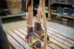 Olof Marsja hämtar inspiration från sin bakgrund inom Duodji, samiskt hantverk, vardagsliv, medeltida konst, serier och myter. Han länkar ofta samman industriella och organiska material när han skapar sina skulpturala karaktärer. Verket, en 150 cm hög bronsskulptur, kommer att överräckas under en ceremoni på Hanaholmen i höst. Det kommer att bli en del av Hanaholmens konstpark där verk av internationellt erkända nordiska samtidskonstnärer möter besökare året runt. Foto: Ricard Estay/ Statens konstråd