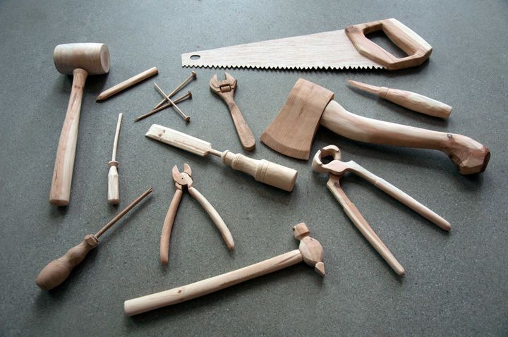 "Man kan bara rädda det man älskar" (2020) av Elin Magnusson. Konstverket som består av verktyg snidade i trä går att se i utställningen "Träet talar" på Statens konstråd i höst.