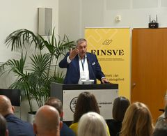 Finsk-svenska handelskammarens vd Kjell Skoglund hälsar seminariedeltagarna välkomna till Finlands ambassad.