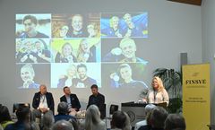 Åsa Edlund-Jönsson talar inför Finlands idrotts- och ungdomsminister.