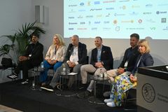 Från vänster: Michel Tornéus, Åsa Edlund-Jönsson, Johan Storåkers, Mika Poutala, Petteri Kilpinen och Maimo Henriksson.