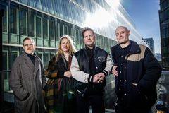 En svensk Indiana Jones-historia, med vapen, blåsningar och lönnfack. Bakom senaste Blenda-dokumentären står Adam Svanell, redaktör, Julia Wiræus, producent, Christian Daun, reporter och Magnus Arvidsson, producent. Foto: Linus Sundahl Djerf/SvD