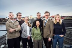 Publicistik-gruppen består av Mattias Wikdahl, Petter Forslund, Malin S Ånell, Tove Lifvendahl, Anders Q Björkman, Erik Hedtjärn och Teresa Stenler von Matérn. Foto: Anna Tärnhuvud / SvD