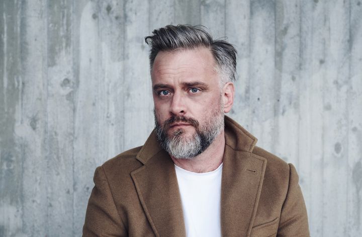 Emil Arvidson blir ny medarbetare i Aftonbladet. – Det känns väldigt roligt! Och spännande att landets största nyhetskälla satsar ännu mer på att skildra kulturen kring gängkriminalitet och musik, säger han. Foto: Gabriel Liljevall/Forum