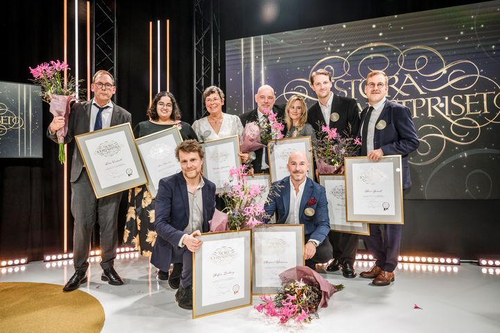Oisín Cantwell, Aftonbladet, Årets Röst, Inas Hamdan, Sydsvenskan, Årets Förnyare, Christina Jutterström, Lukas Bonniers Stora journalistpris, Jan Almgren, Lovisa Lamm Nordenskiöld, Hugo Lavett och Adam Svanell SvD/Banda, Årets Berättare och längst fram Staffan Lindberg och Magnus Wennman, Aftonbladet, Årets Avslöjare. Foto: Ari Luostarinen