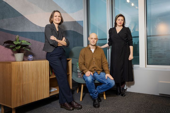 Svenska Dagbladet värvar radiojournalisterna Elin Roumeliotou, Magnus Arvidson och Moa Larsson för att vara med och ta SvD:s ljudjournalistik till ännu en ny nivå. Foto: Emma-Sofia Olsson/SvD