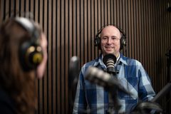 Björn Jeffery och Sophia Sinclair i Tech brief-studion. Foto: Lisa Hallgren/SvD