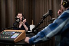 Sophia Sinclair och Björn Jeffery i Tech brief-studion. Foto: Lisa Hallgren/SvD