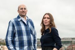 Björn Jeffery och Sophia Sinclair gör poddpremiär. SvD:s nya podd Tech brief ska vara som den techvärld den skildrar – skruvad, smart och skrämmande. Och göra tech-välden mer begriplig för oss alla. Foto: Lisa Hallgren/SvD