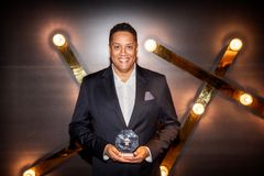 Aftonbladets och Godares SEO-specialist Jonas Dahnér med priset som gör redaktionen stolt och glad: Bäset i sin kategori på att få läsare att inspireras av mat och spännande recept. Foto: Andreas Bardell / Aftonbladet