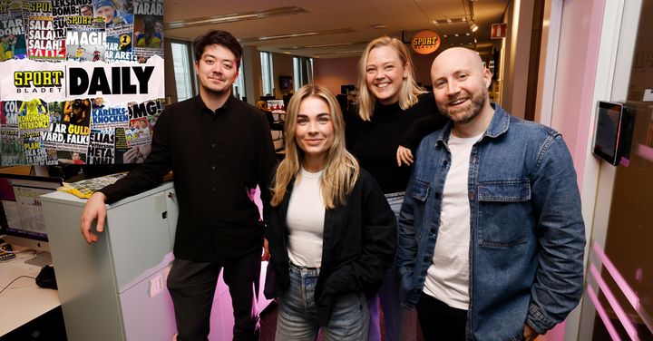 Makoto Asahara, Maja Andersson och Julia Karlsson leder Sportbladet Daily, här tillsammans med Aftonbladets poddchef Niklas Ornerud (till höger). Foto: Aftonbladet