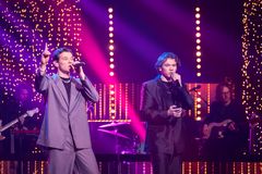 Marcus & Martinus öppnar Svenska hjältar-galan 2022 med en tolkning av David Bowies klassiker “Heroes”. Foto Rasmus Walldén/Aftonbladet