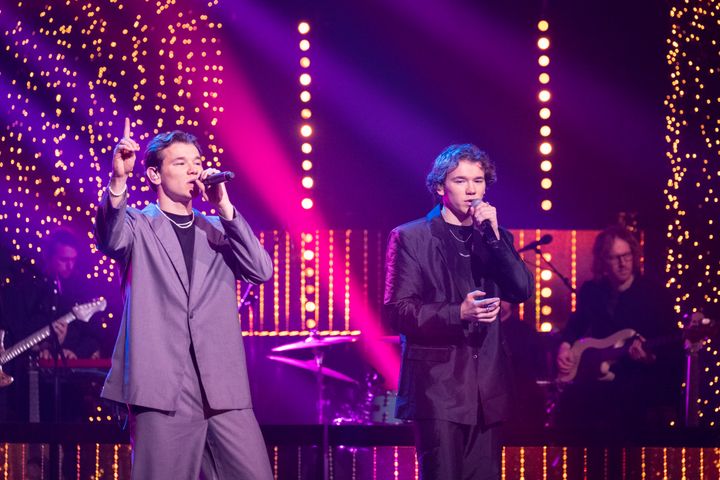 Marcus & Martinus öppnar Svenska hjältar-galan 2022 med en tolkning av David Bowies klassiker “Heroes”. Foto Rasmus Walldén/Aftonbladet