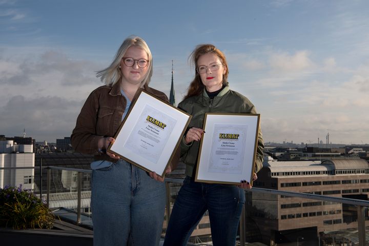 Aftonbladets Klimatjournalistpris 2022 går till Lisa Svensson och Malin Crona för de två granskningarna "Klimatbomben" och "Klimatbov i ny förpackning" som de gjort för Sveriges Televisions Uppdrag Granskning. Foto: Jerker Ivarsson/Aftonbladet
