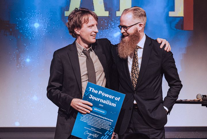 PRISVINNARE: Aftonbladets Olof Svensson och Fredrik Björkman (från vänster) tar emot priset för Best Scoop för avslöjandet av Anna Kinberg Batras lapp under Schibsted Medias "The Power of Journalism Awards". Foto: Joakim Riise, Schibsted Media.