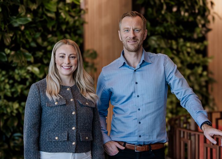 Carolina Hermansson och Bo Fredelius på Godare TV firar kanalens femårsjubileum – och en stark start på 2025 med nästan 30 procents tillväxt i daglig räckvidd. Med en mix av mat, livsstil och feelgood-innehåll lockar kanalen allt fler yngre tittare. Foto: Schibsted