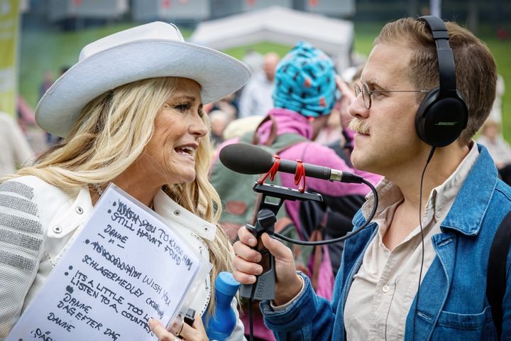 Adam Svanell, här med Annika Ljungberg, är reporter och producent för nya dokumentärserien från Blenda, Om det inte vore för Cotton Eye Joe. Redaktör är Daniel Persson Mora. Foto: Anders Almström