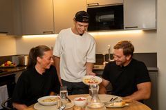 Frölunda-spelaren Isac Born serverar sin vinnarrätt till Amanda Wiger och Samuel ”SampeV2” Stronegger. Foto: Elin Nylund.