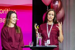 Helena Graflund Lagercrantz och Lydia Graflund, grundare av EsterCare, på scen hos Schibsted – och i centrum för en satsning som ska minska hälsogapet för kvinnor. Foto: Carolina Byrmo / Schibsted