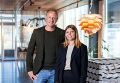Joakim Flodin, vd för Schibsted Marketing Services, och Malin Backlund, Insight & Effect Manager på Schibsted, kommenterar resultaten i Schibsted Trust Report 2026. Foto: Anna Taflin, Schibsted Brand Studio
