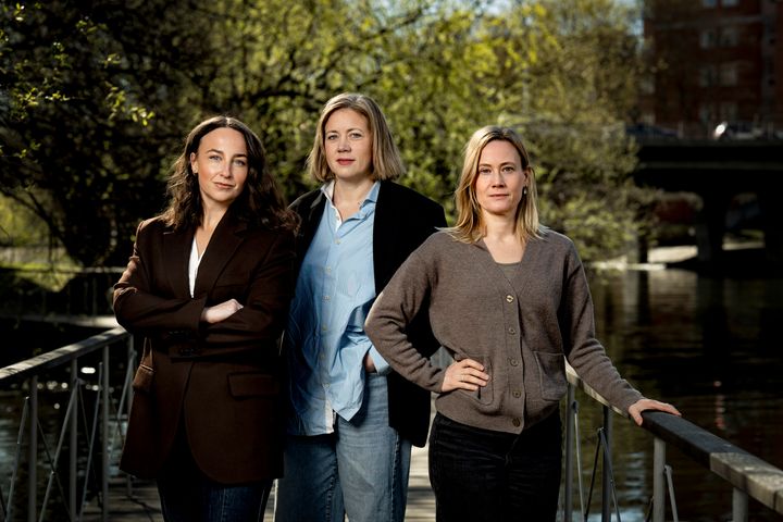 Frida Svensson, Moa Larsson och Lovisa Lamm Nordenskiöld står bakom Svenska Dagbladets poddserie ”Varför dog Max?” – en granskning av mobbning, skolans ansvar och en 13-årig pojkes sista månader i livet. Foto: Staffan Löwstedt/SvD.