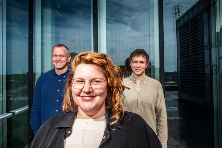 Med nya kompetenser inom foto, form och sociala medier ska Axel Öberg, Sofia Johansson och David Hellström stärka SvD:s visuella journalistik. Foto: Magnus Hjalmarson Neideman / SvD