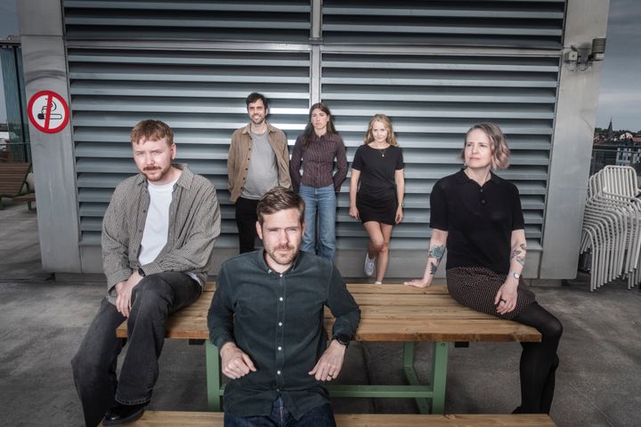 Journalister, utvecklare, designers och statistiker står bakom SvD:s nya valprognos ”Vem vinner valet?”. Från vänster: Anton Avernäs, Jens Finnäs, Claes Lönegård, Jenny Nyman, Teresa Stenler von Matérn och Klara Ränk. Foto: Magnus Hjalmarsson Neideman / SvD