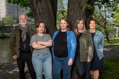 Medarbetare från Podme och Svenska Dagbladet som tillsammans arbetat med Miranda och Rovdjuret, ett redaktionellt samarbete i ljud, text och bild. Från vänster: Staffan Löwstedt, Emilia Melgar Arnheim, Matilda Blom, Victoria Greve och Louise Andrén Meiton. Foto: Olga Demiankova / SvD