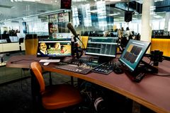Radio Aftonbladets studio, med Aftonbladets nyhetsdesk synlig genom glaset. Med redaktionen bara några meter bort kan kanalen vara snabb när något händer. Foto: Carolina Byrmo / Aftonbladet